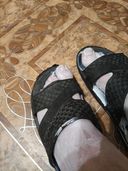 Спасает от запаха совсем не плохо. Причём не только ног, но и под мышками(попробовал на свой страх и риск, результатом доволен).
От себя могу порекомендовать перед обработкой кожи приготовить чистую обувь. Старую обрабатывал перекисью водорода и после неё уже спиртом. Заливал в каждую туфлю и в полиэтиленовый пакет на 3 дня, потом просушить. 
Пасту наносил в первый раз 4 дня и часа по 3 так и ходил намазанный по квартире в резиновых тапках. 
Теперь такую процедуру проделываю раз в неделю.
Ибо если не повторять, запах возвращается, бактерии восстанавливаются. 
Паста по консистенции и запаху напоминает зубную пасту, мятная. На вкус не знаю. 
Одного тюбика мне хватает на 2 недели, то есть на обе ноги и на подмышки 2 раза.